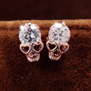Crystal skull stud earrings 💀
